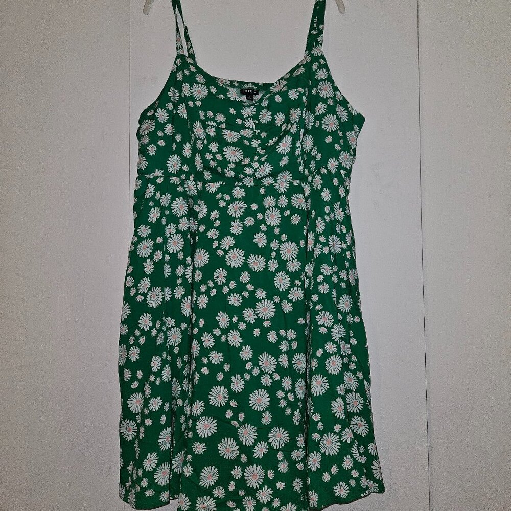 NWOT Torrid Mini Challis Skater Dress - Green w/ White Daisies (2X) - Picture 2 of 8